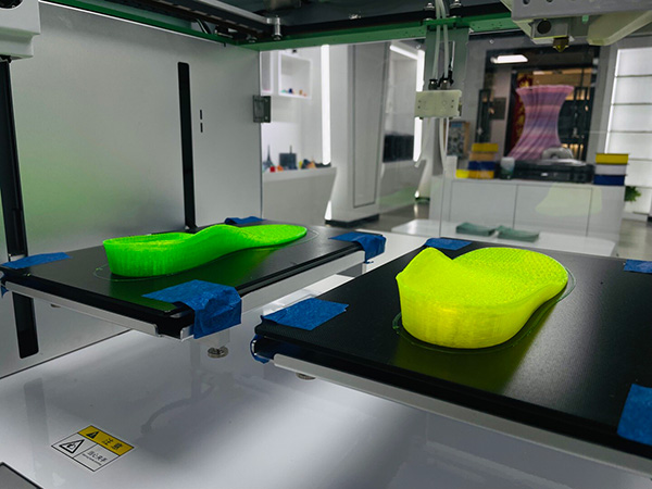 iSUN3D-FLX2 3D-printer getoond door Duitse distributeur in Medica 2021